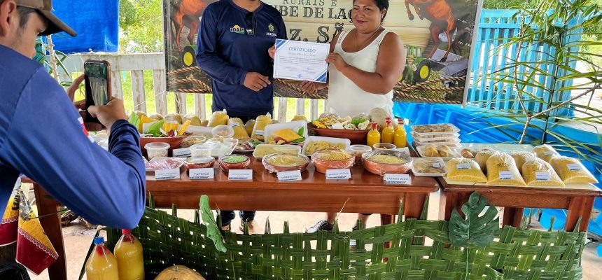As “Boas Práticas e Fabricação dos Derivados de Mandioca” foram promovidas a 20 agricultores familiares da comunidade Tucumanduba, em Barreirinha (distante 331 quilômetros de Manaus), durante capacitação realizada pelo Instituto de Desenvolvimento Agropecuário e Florestal Sustentável do Estado do Amazonas (Idam).