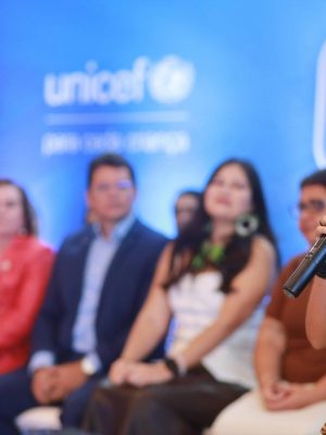 O Amazonas alcançou um feito histórico, com a adesão dos 61 municípios do interior à nova edição do Selo Unicef (2025-2028). O Selo, uma iniciativa do Fundo das Nações Unidas para a Infância (Unicef), promove ações voltadas à garantia dos direitos de crianças e adolescentes, com foco em saúde, educação, proteção social e proteção contra violências. No estado, a ação tem o apoio e coordenação do Governo do Amazonas, por meio da Secretaria de Desenvolvimento Urbano e Metropolitano (Sedurb).