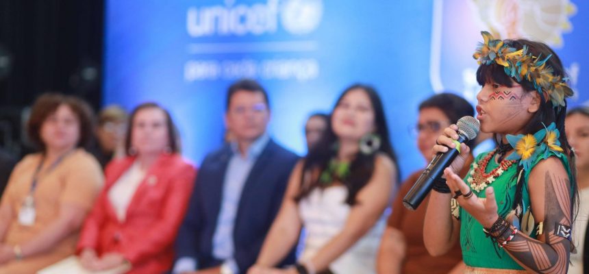 O Amazonas alcançou um feito histórico, com a adesão dos 61 municípios do interior à nova edição do Selo Unicef (2025-2028). O Selo, uma iniciativa do Fundo das Nações Unidas para a Infância (Unicef), promove ações voltadas à garantia dos direitos de crianças e adolescentes, com foco em saúde, educação, proteção social e proteção contra violências. No estado, a ação tem o apoio e coordenação do Governo do Amazonas, por meio da Secretaria de Desenvolvimento Urbano e Metropolitano (Sedurb).