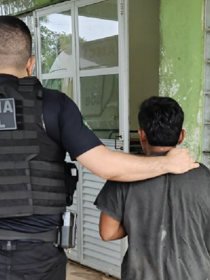 A Polícia Civil do Amazonas (PC-AM), por meio da 42ª Delegacia Interativa de Polícia (DIP) de Barreirinha (a 331 quilômetros de Manaus), em ação integrada com Polícia Militar do Amazonas (PMAM), prendeu em flagrante, na última sexta-feira (04), um homem de 25 anos por lesão corporal grave praticada contra sua companheira e sua filha, de 24 e 4 anos. A prisão foi efetuada na zona rural do município.