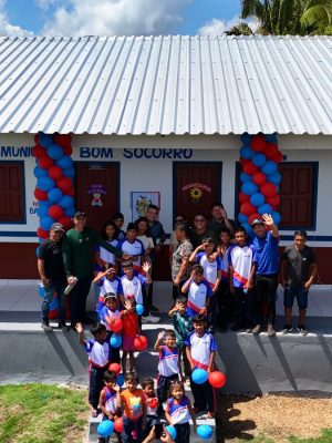 A Prefeitura de Barreirinha, por meio da Secretaria Municipal de Educação (Semed), realizou na manhã desta quarta-feira (23/07) a reinauguração da Escola Municipal Bom Socorro, localizada na comunidade do Pindobal. A entrega da nova estrutura reforça o fortalecimento da educação nas zonas rurais do município.