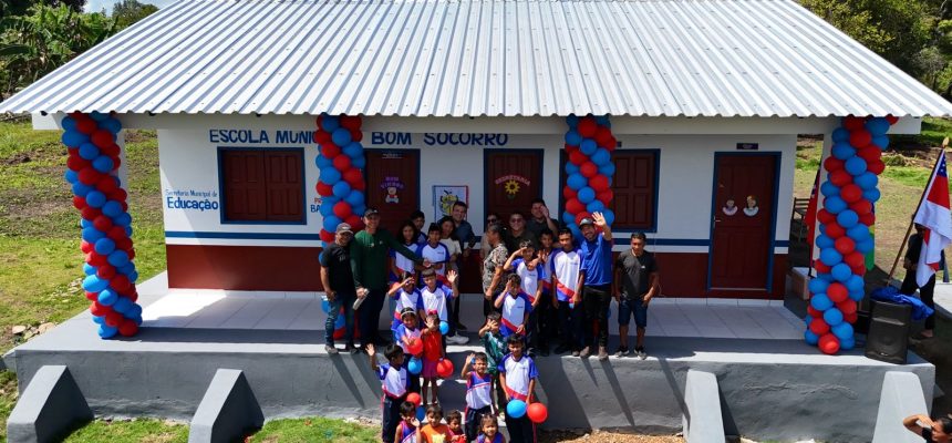 A Prefeitura de Barreirinha, por meio da Secretaria Municipal de Educação (Semed), realizou na manhã desta quarta-feira (23/07) a reinauguração da Escola Municipal Bom Socorro, localizada na comunidade do Pindobal. A entrega da nova estrutura reforça o fortalecimento da educação nas zonas rurais do município.