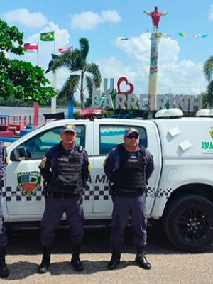 O 1° Grupamento de Polícia Militar de Barreirinha (1° GPM/BAE) recebeu nesta semana uma nova viatura equipada com a avançada tecnologia “Paredão”, que moderniza o sistema de monitoramento e comunicação integrados, aumentando a eficácia nas operações e o alcance do policiamento ostensivo na região.