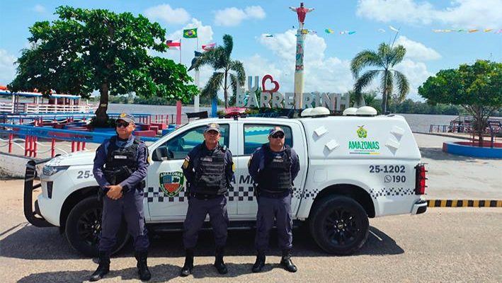 O 1° Grupamento de Polícia Militar de Barreirinha (1° GPM/BAE) recebeu nesta semana uma nova viatura equipada com a avançada tecnologia “Paredão”, que moderniza o sistema de monitoramento e comunicação integrados, aumentando a eficácia nas operações e o alcance do policiamento ostensivo na região.